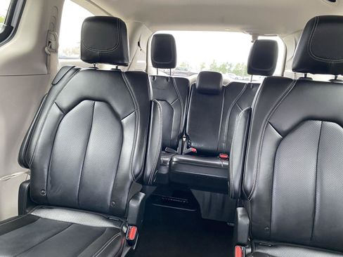 Used 2023 Chrysler Pacifica Touring-L FWD image 23