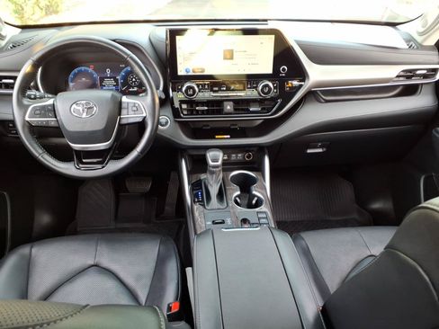Certified 2024 Toyota Highlander Limited FWD image 10