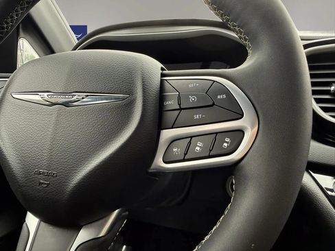 Used 2025 Chrysler Pacifica Select FWD image 18