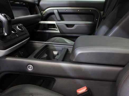 Used 2024 Land Rover Defender 110 SE image 30