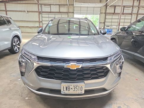 Used 2025 Chevrolet Trax LT w/ LT Convenience Package FWD image 7