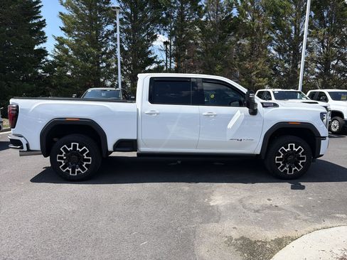 Used 2025 GMC Sierra 2500 AT4 w/ AT4 Premium Plus Package AWD/4WD image 11