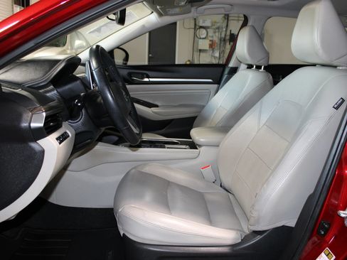 Used 2019 Nissan Altima 2.5 Platinum FWD image 24