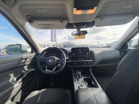 Used 2024 Nissan Pathfinder SV image 5