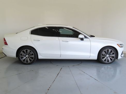 Used 2022 Volvo S60 B5 Inscription image 2