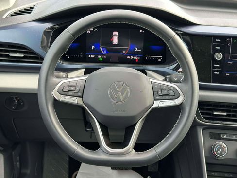 Certified 2022 Volkswagen Taos SE w/ Panoramic Sunroof Package image 12