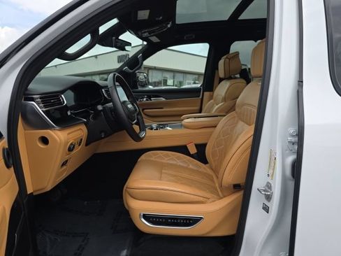 Used 2025 Jeep Grand Wagoneer L Series III w/ Rear Seat Video Group 1 AWD/4WD image 13