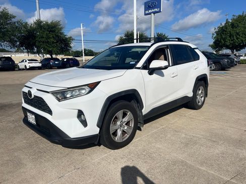 Used 2019 Toyota RAV4 XLE w/ Convenience Package FWD image 2