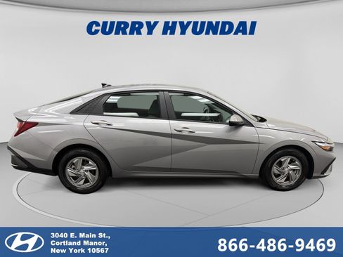 Used 2025 Hyundai Elantra SE FWD image 6