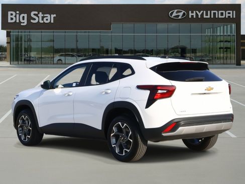 Used 2025 Chevrolet Trax LT w/ LT Convenience Package image 3