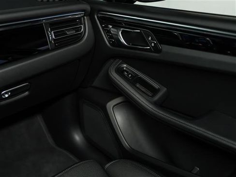 Certified 2026 Porsche Macan AWD/4WD image 28