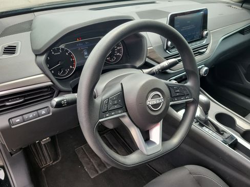 Used 2025 Nissan Altima 2.5 SV FWD image 19