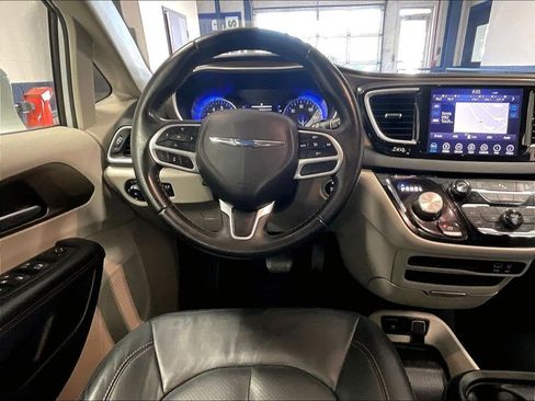 Used 2018 Chrysler Pacifica Touring-L FWD image 18