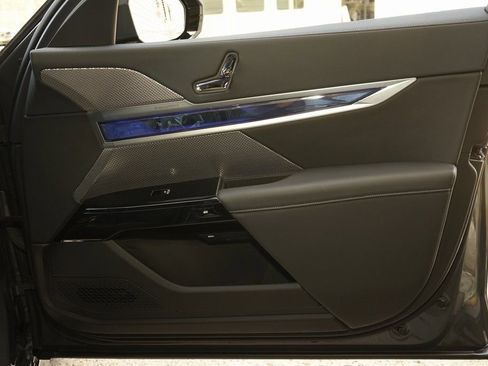 Used 2024 BMW 740i w/ Premium Package image 27