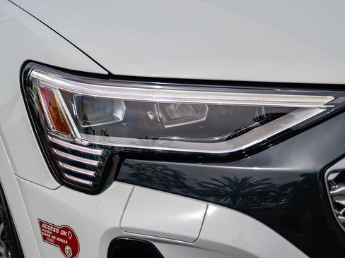 Used 2024 Audi Q8 e-tron Premium Plus image 11