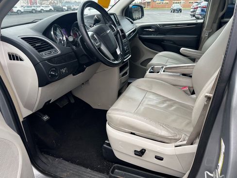 Used 2013 Chrysler Town & Country Touring image 10