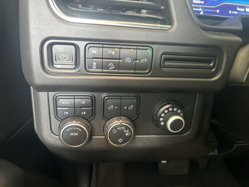 Used 2022 Chevrolet Suburban Z71 AWD/4WD image 24
