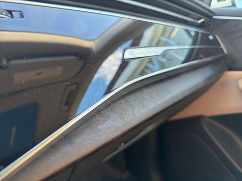 Used 2023 Audi Q8 Premium image 19