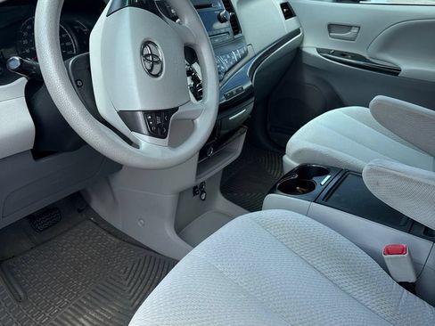 Used 2013 Toyota Sienna LE FWD image 9