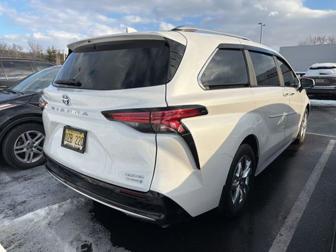 Used 2024 Toyota Sienna Limited image 5