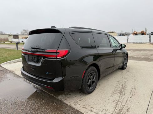 Used 2021 Chrysler Pacifica Limited w/ Uconnect Theater Family Group image 5