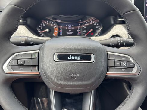 Used 2025 Jeep Compass Latitude AWD/4WD image 29