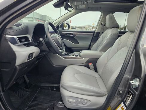 Used 2023 Toyota Highlander Platinum image 18