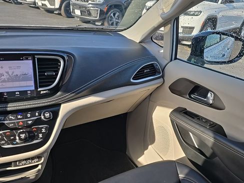 Used 2024 Chrysler Pacifica Touring-L AWD/4WD image 13