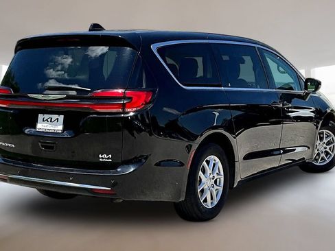 Used 2024 Chrysler Pacifica Touring-L FWD image 6