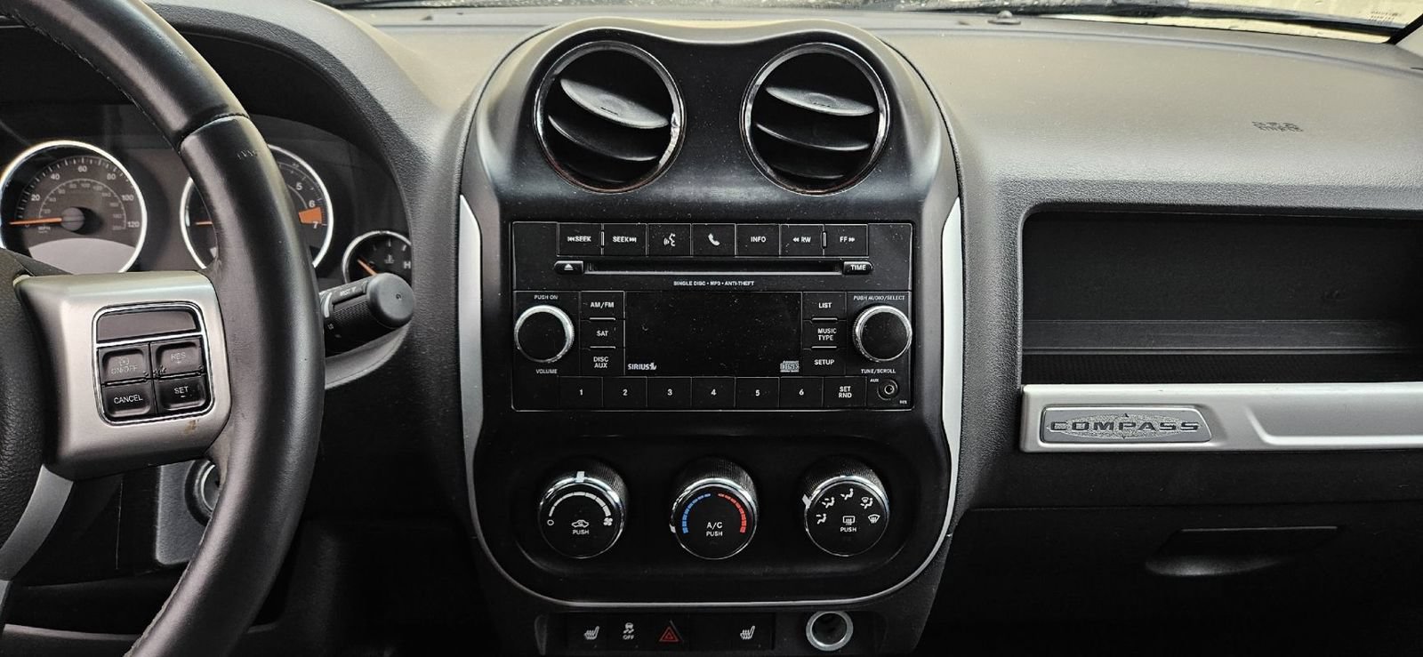 Used 2017 Jeep Compass Latitude FWD image 8
