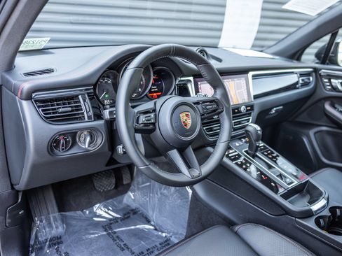 Certified 2026 Porsche Macan AWD/4WD image 4