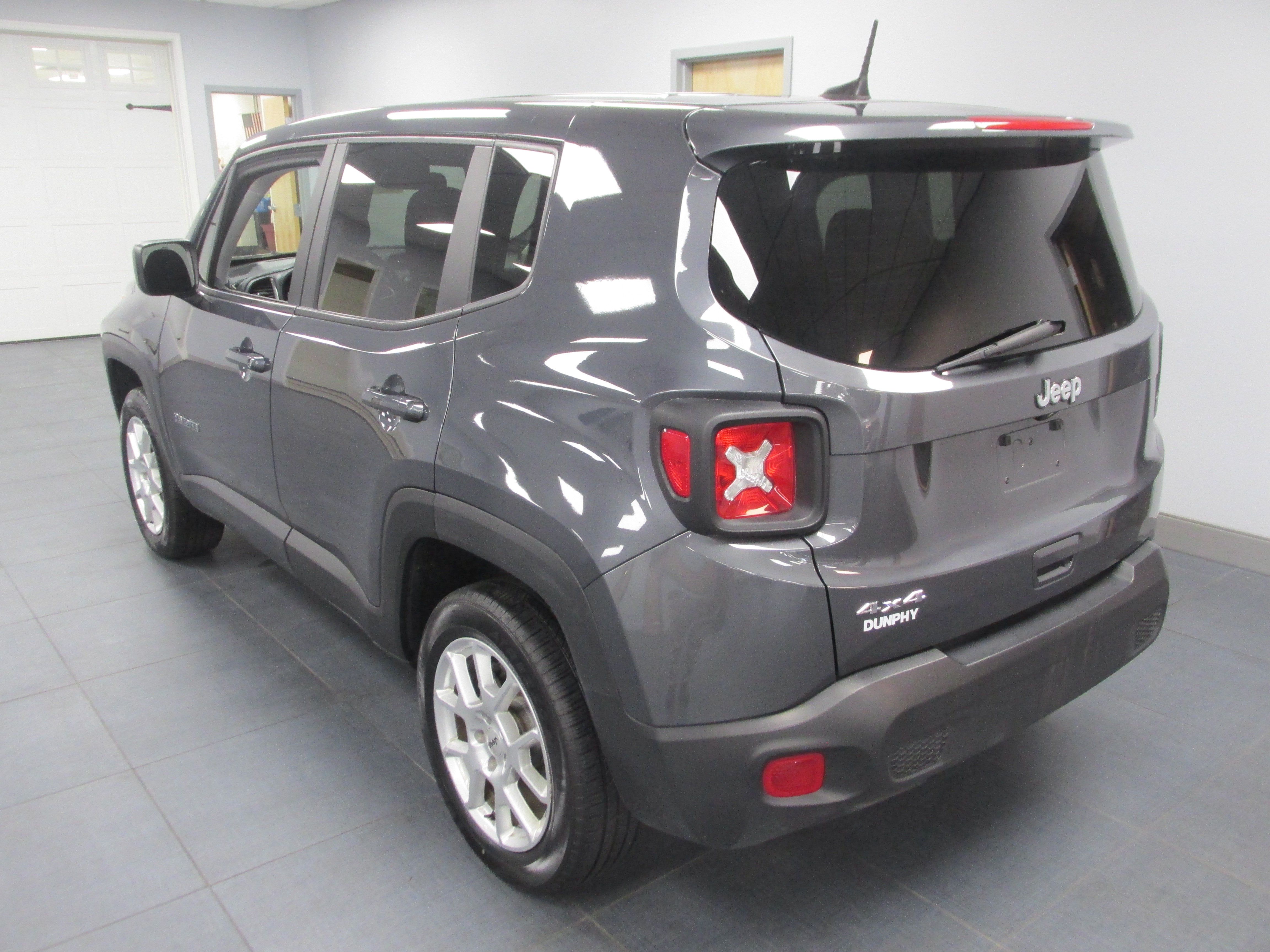 Used 2023 Jeep Renegade Latitude AWD/4WD image 7