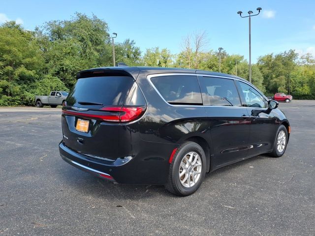 Certified 2024 Chrysler Pacifica Touring-L FWD image 7
