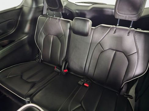 Used 2023 Chrysler Pacifica Limited w/ Uconnect Theater Family Group FWD image 38