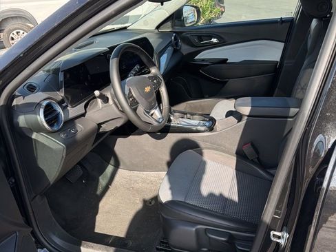Used 2025 Chevrolet Trax LT w/ LT Convenience Package image 9