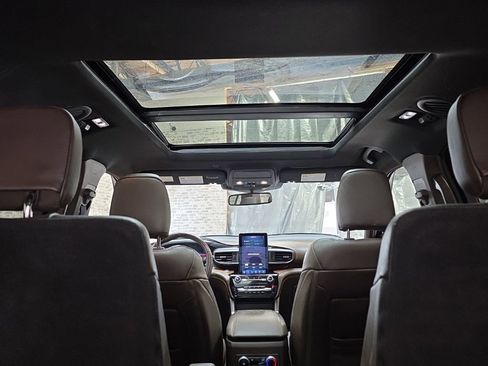 Used 2022 Ford Explorer King Ranch w/ Premium Technology Package image 16