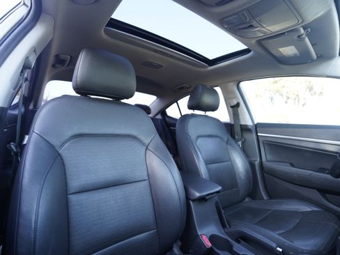 Used 2020 Hyundai Elantra Limited w/ Ultimate Package 03 FWD image 10