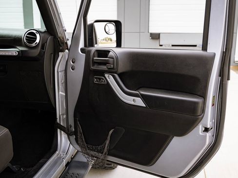 Used 2015 Jeep Wrangler Unlimited Sahara w/ Dual Top Group image 21