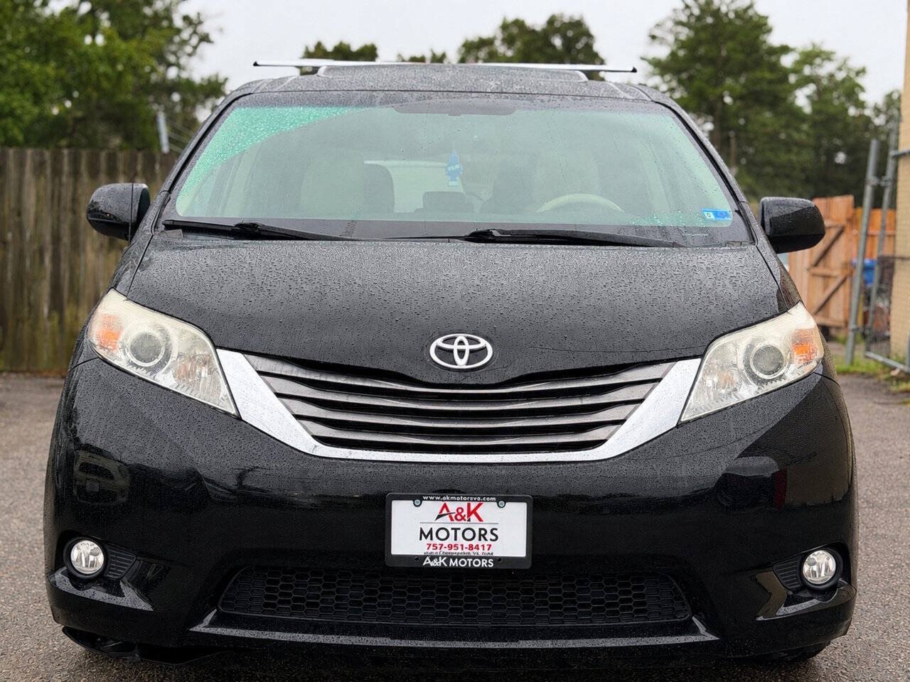 Used 2011 Toyota Sienna XLE FWD image 3