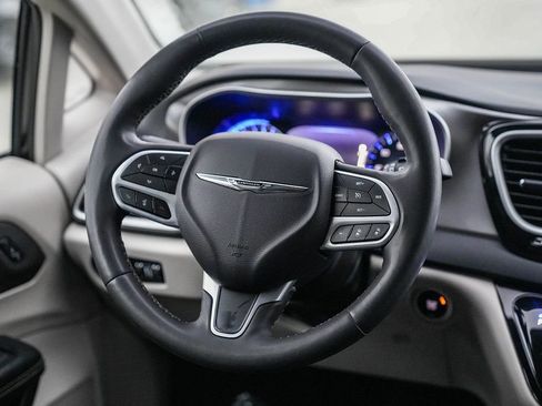 Used 2023 Chrysler Pacifica Touring-L image 16