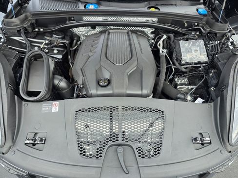 Used 2025 Porsche Macan AWD/4WD image 9