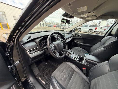 Used 2022 Mitsubishi Outlander SE image 11