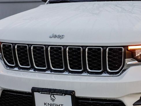 New 2025 Jeep Grand Cherokee Laredo image 6