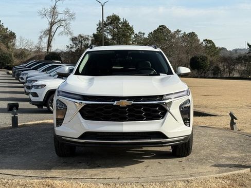 Used 2025 Chevrolet Trax LT w/ LT Convenience Package image 2