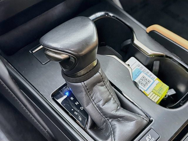 Used 2024 Lexus ES 300h w/ Premium Package FWD image 17