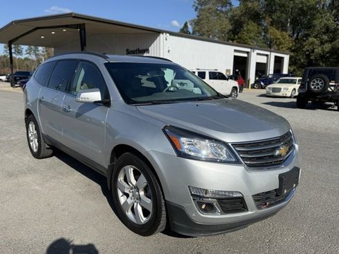 Used 2017 Chevrolet Traverse LT w/ Style and Technology Package image 7