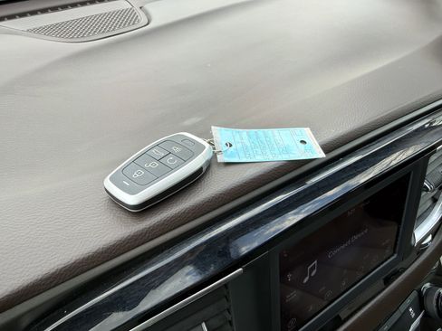 Used 2020 Chrysler Voyager L image 33