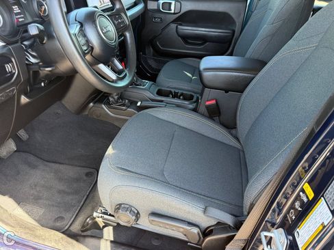 Used 2025 Jeep Gladiator Sport AWD/4WD image 12