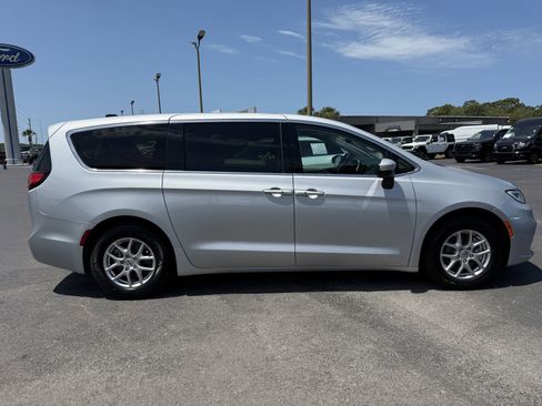 Used 2023 Chrysler Pacifica Touring-L FWD image 3