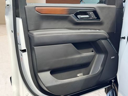 Used 2025 GMC Yukon XL Denali AWD/4WD image 16